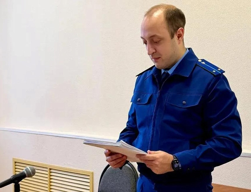 В саратовском пивбаре хулиган угрожал посетителям и разбил холодильник